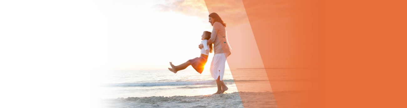 Mujer en la playa con una niña